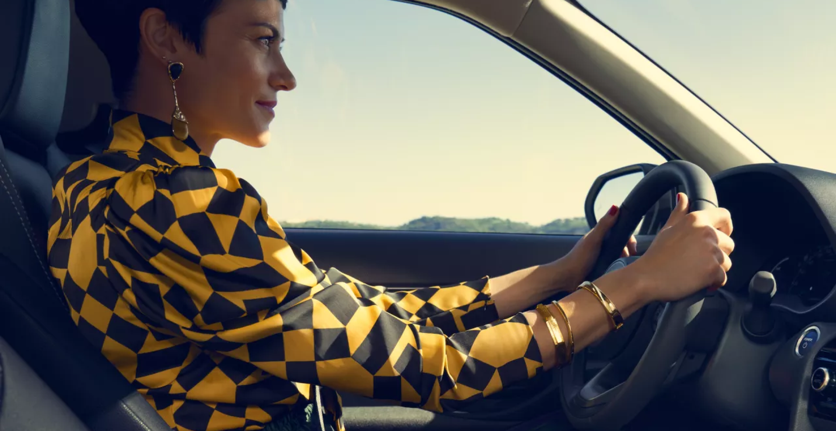 Mujer manejando Toyota